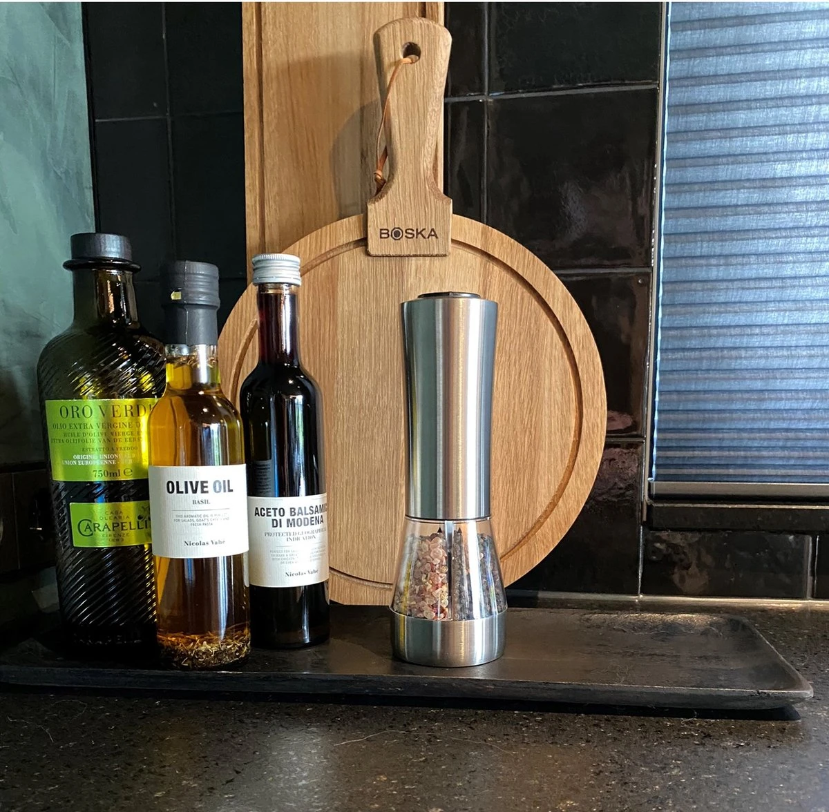 KROMS Peper En Zoutmolen Set - Peper En Zoutmolen Set Elektrisch -2 In 1 - Instelbare Maalgraad - Pepermolen - Zoutmolen - Peper En Zoutmolen Elektrisch 8 KROMS Peper En Zoutmolen Set - Peper En Zoutmolen Set Elektrisch -2 In 1 - Instelbare Maalgraad - Pepermolen - Zoutmolen - Peper En Zoutmolen Elektrisch - Afbeelding 6