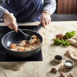 Demeyere Alu Classico 3 Wokpan – Inductie – Ceraforce Keramische Antikleeflaag – 28 Cm – PTFE En PFAS Vrij -Home Keuken Winkel 1200x1200 143