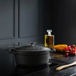 Gietijzeren Braadpan - Sudderpan Zwart Van Daumonet - Ovaal - Ø 29 Cm - 3 Liter - 100% PFAS & PFOA Vrij - Emaille - Geschikt Voor Alle Warmtebronnen - Elektrisch - Gas - Halogeen - Inductie - Keramisch - Vaatwasserbestendig -Home Keuken Winkel 1200x1200 366