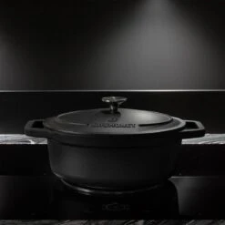 Gietijzeren Braadpan - Sudderpan Zwart Van Daumonet - Ovaal - Ø 29 Cm - 3 Liter - 100% PFAS & PFOA Vrij - Emaille - Geschikt Voor Alle Warmtebronnen - Elektrisch - Gas - Halogeen - Inductie - Keramisch - Vaatwasserbestendig -Home Keuken Winkel 1200x1200 367