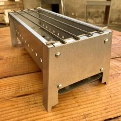 Spiedini Saté-bbq Bali 40 Mini - Kleine, Smalle Houtskoolbarbecue Met Horizontaal Rooster Voor Sate Of Andere Spiesjes - 40 Cm Lang, 11 Cm Breed, 14 Cm Hoog - Ideaal Voor Tuin- Of Open Haard, Of Balkon - Materiaal: Gealuminiseerd Ijzer 14 Spiedini Saté-bbq Bali 40 Mini - Kleine, Smalle Houtskoolbarbecue Met Horizontaal Rooster Voor Sate Of Andere Spiesjes - 40 Cm Lang, 11 Cm Breed, 14 Cm Hoog - Ideaal Voor Tuin- Of Open Haard, Of Balkon - Materiaal: Gealuminiseerd Ijzer -Home Keuken Winkel 1200x1200 643