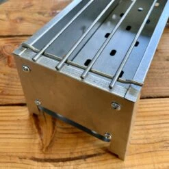 Spiedini Saté-bbq Bali 40 Mini - Kleine, Smalle Houtskoolbarbecue Met Horizontaal Rooster Voor Sate Of Andere Spiesjes - 40 Cm Lang, 11 Cm Breed, 14 Cm Hoog - Ideaal Voor Tuin- Of Open Haard, Of Balkon - Materiaal: Gealuminiseerd Ijzer 15 Spiedini Saté-bbq Bali 40 Mini - Kleine, Smalle Houtskoolbarbecue Met Horizontaal Rooster Voor Sate Of Andere Spiesjes - 40 Cm Lang, 11 Cm Breed, 14 Cm Hoog - Ideaal Voor Tuin- Of Open Haard, Of Balkon - Materiaal: Gealuminiseerd Ijzer -Home Keuken Winkel 1200x1200 644