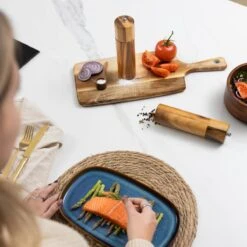 Deleca Luxe Peper En Zoutmolen Set - Zout / Pepermolen - Handmatig - Met Navul Lepel & Geschenkdoos - Acacia Hout - Rond -Home Keuken Winkel 1200x1200 877
