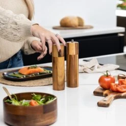 Deleca Luxe Peper En Zoutmolen Set - Zout / Pepermolen - Handmatig - Met Navul Lepel & Geschenkdoos - Acacia Hout - Rond -Home Keuken Winkel 1200x1200 878