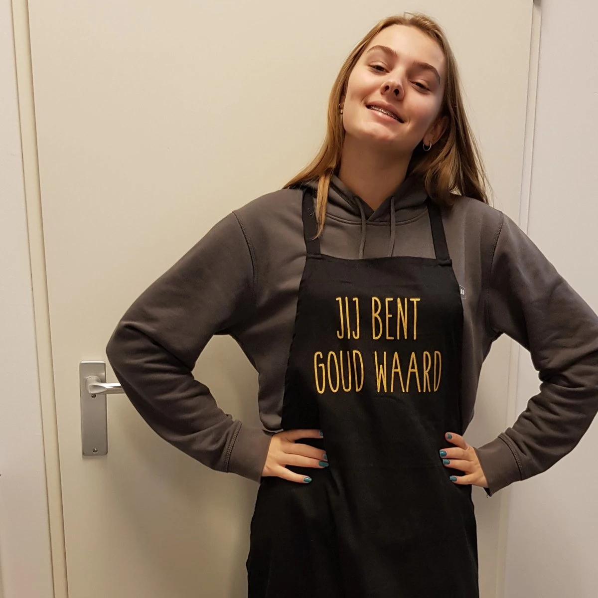 Keukenschort Met Grappige Tekst Bedrukt Cadeau Jij Bent Goud Waard| Katoenen Barbecueschort Keuken BBQ Schort Kookschort Kokschort | Opa Oma Mama Papa Juf Meester Bedanken Collega Vriendin Juffendag Vaderdag Moederdag Verjaardag Man Vrouw 4 Keukenschort Met Grappige Tekst Bedrukt Cadeau Jij Bent Goud Waard| Katoenen Barbecueschort Keuken BBQ Schort Kookschort Kokschort | Opa Oma Mama Papa Juf Meester Bedanken Collega Vriendin Juffendag Vaderdag Moederdag Verjaardag Man Vrouw - Afbeelding 2