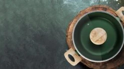 Forest, Braadpan Met Deksel – Ø 16 Cm – 100% Gerecycled Aluminium – Geschikt Voor Alle Warmtebronnen - Duurzame Pan – PFOA Vrij – Sudderpan – Stoofpan – 2.5 L 12 Forest, Braadpan Met Deksel – Ø 16 Cm – 100% Gerecycled Aluminium – Geschikt Voor Alle Warmtebronnen - Duurzame Pan – PFOA Vrij – Sudderpan – Stoofpan – 2.5 L -Home Keuken Winkel 1200x675 3