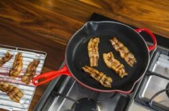 Le Creuset - Gietijzeren Ronde Skillet In Kersenrood 23cm -Home Keuken Winkel 1200x787