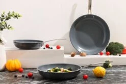 Swiss Pro+ - Koekenpannenset - 3 Delig - Keramisch - Inductie - Milieuvriendelijk - PFAS - PFOA Vrij - Sapphire Green 20 Swiss Pro+ - Koekenpannenset - 3 Delig - Keramisch - Inductie - Milieuvriendelijk - PFAS - PFOA Vrij - Sapphire Green -Home Keuken Winkel 1200x799 14