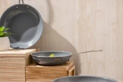 Swiss Pro+ - Koekenpannenset - 3 Delig - Keramisch - Inductie - Milieuvriendelijk - PFAS - PFOA Vrij - Sapphire Green 27 Swiss Pro+ - Koekenpannenset - 3 Delig - Keramisch - Inductie - Milieuvriendelijk - PFAS - PFOA Vrij - Sapphire Green -Home Keuken Winkel 1200x799 19