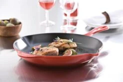 Le Creuset - Gietijzeren Ronde Skillet In Kersenrood 23cm -Home Keuken Winkel 1200x799 30