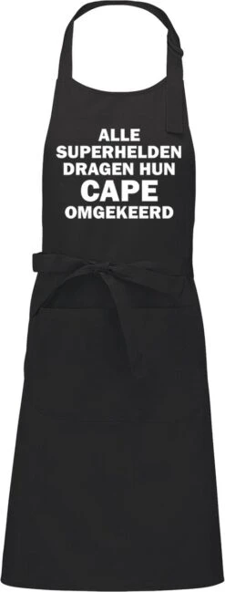KARIBAN ALLE SUPERHELDEN DRAGEN HUN CAPE OMGEKEERD Herenschort - Zwart Met Witte Tekst - One Size (volwassenen) - Luxe Schort - Keuken | Barbeque | BBQ | Bedienings Schort - Grappige Teksten | Designs - Voor De Stoere Man - Verstelbaar - Cadeau -Home Keuken Winkel 457x1200 1