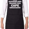 KARIBAN ALLE SUPERHELDEN DRAGEN HUN CAPE OMGEKEERD Herenschort - Zwart Met Witte Tekst - One Size (volwassenen) - Luxe Schort - Keuken | Barbeque | BBQ | Bedienings Schort - Grappige Teksten | Designs - Voor De Stoere Man - Verstelbaar - Cadeau 2 KARIBAN ALLE SUPERHELDEN DRAGEN HUN CAPE OMGEKEERD Herenschort - Zwart Met Witte Tekst - One Size (volwassenen) - Luxe Schort - Keuken | Barbeque | BBQ | Bedienings Schort - Grappige Teksten | Designs - Voor De Stoere Man - Verstelbaar - Cadeau -Home Keuken Winkel 646x1200 1