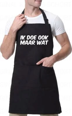 IK DOE OOK MAAR WAT Unisex Schort - Zwart - One Size (volwassenen) - Keuken Schort - Barbeque BBQ Schort - Bedieningsschort - Grappige Teksten - Original Kwoots- Voor Zowel Mannen Als Vrouwen - Verstelbaar - Wasbaar - Cadeau - Apron -Home Keuken Winkel 747x1200 1