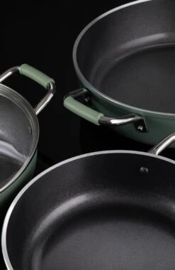Primecook - Braadpan / Hapjespan Met Deksel - Ø 28 Cm - PFAS-vrij - Inductie - Ecoshield 23 Primecook - Braadpan / Hapjespan Met Deksel - Ø 28 Cm - PFAS-vrij - Inductie - Ecoshield -Home Keuken Winkel 781x1200