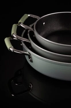Primecook - Braadpan / Hapjespan Met Deksel - Ø 28 Cm - PFAS-vrij - Inductie - Ecoshield 24 Primecook - Braadpan / Hapjespan Met Deksel - Ø 28 Cm - PFAS-vrij - Inductie - Ecoshield -Home Keuken Winkel 797x1200
